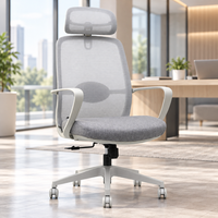 Chaise de bureau ergonomique moderne en maille grise avec dossier haut, assise rembourrée, accoudoirs, mécanisme réglable, base à cinq étoiles et roulettes