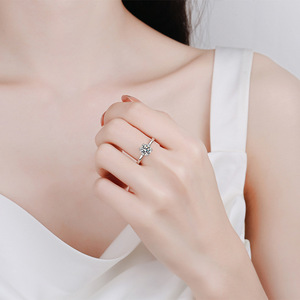 แหวนเงินหรูหราพร้อมเพชรโมอิส1กะรัตสำหรับงานหมั้นของผู้หญิง - Product Image 2