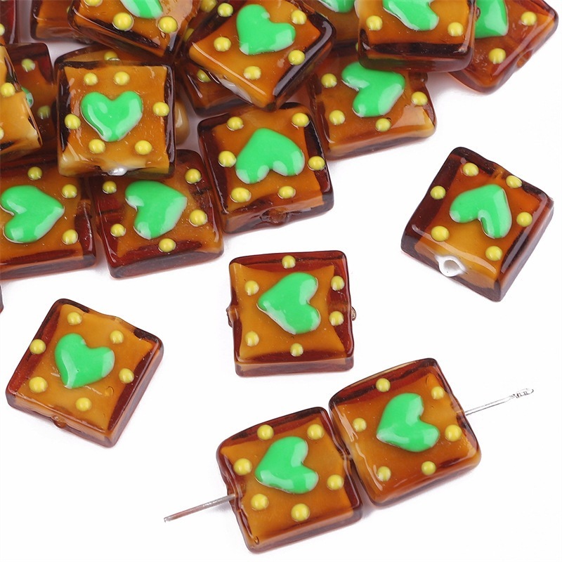 Base de café con corazón verde.