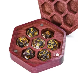 Udixi vendita calda viola cuore esagonale scatola di dadi in legno per DND RPG Dungeons and Dragons 7 pezzi custodia per dadi