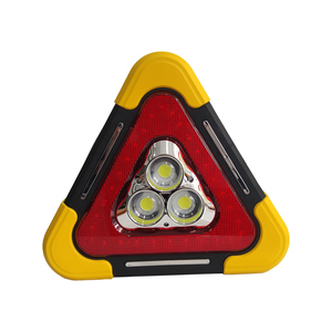 Kit di Emergenza Portatile Tre-in-Uno 2024 per Guasti Auto, Segnale di Avvertimento Triangolare con Illuminazione LED e Porta di Ricarica USB - Product Image 3