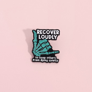 Pin de esmalte personalizado al por mayor Recover Loudly con diseño de mano de esqueleto y signo Shaka, broche de concienciación sobre la salud mental, insignia de recuperación de adicciones - Product Image 4