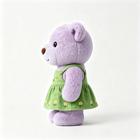 En gros Ours en peluche doux et câlin, adorable compagnon avec robe à bretelles vertes