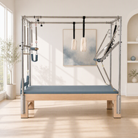 Table trapèze Cadillac en bois d'érable bleu ardoise, avec pieds fendus et plateau plat antidérapant, pour la maison contemporaine et l'entraînement en club