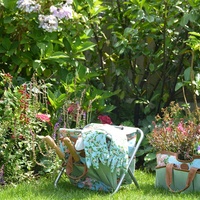 Esschert Design Tabouret pliable en toile de jute imprimé rose Tabouret de jardin pliable avec sac à outils