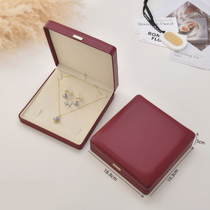 Caja de Joyería Rectangular Roja de Lujo en Cuero PU Ecológico con Forro de Terciopelo para Almacenamiento y Exhibición de Collares y Anillos de Alta Gama - Product Image 4