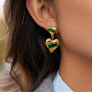 Pendientes con forma de corazón en tono dorado, piedra CZ verde, joyería de moda de acero inoxidable para mujer - Product Image 2