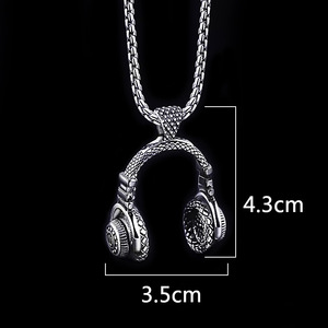 Collier pendentif casque audio inspiré de la musique rock, très populaire, pour le commerce transfrontalier Europe-Amérique ; Chaîne longue unisexe style hip-hop pour pull - Product Image 3