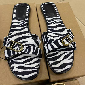 أحذية بأزرار معدنية أنيقة فريدة من نوعها بتصميم جذاب للسيدات - Product Image 2