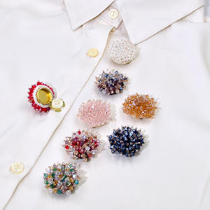 กระดุมเสื้อโลหะสีทอง ฝาครอบกระดุมคริสตัลสวา<span class=keywords><strong>รอ</strong></span><span class=keywords><strong>ฟ</strong></span><span class=keywords><strong>ส</strong></span><span class=keywords><strong>กี้</strong></span> ชุดกระดุมข้อมือและคลิปหนีบเนคไท งานฝีมือประดับคริสตัล ชุดเข็มกลัดและกระดุมข้อมือคริสตัล - Product Image 1