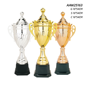 Trofeo <span class=keywords><strong>de</strong></span> fútbol personalizable <span class=keywords><strong>de</strong></span> Australia ELOR, forma <span class=keywords><strong>de</strong></span> corona con nombre, Metal chapado en oro, plástico, madera, materiales plateados - Product Image 6