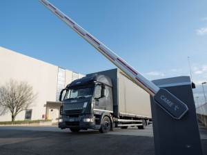 Opérateur de barrière automatique CAME GARD GT8 de fabrication italienne 24V DC avec contrôle de vitesse avancé pour une utilisation moderne dans les allées - Product Image 2