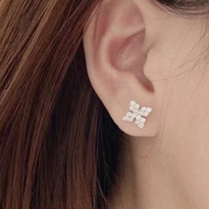 Orecchini a Perno con Quadrifoglio in Cristallo per Donne, Accessori Minimalisti ed Eleganti per Uso Quotidiano - Product Image 4