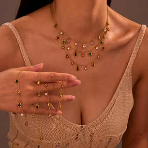 NIMAI Trendy Damen Halskette aus Glänzendem Edelstahl, PVD 18K Vergoldet, Zirkonia-Anhänger mit Wassertropfen - Product Image 1