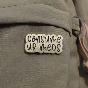 เข็มกลัดแฟชั่นคุณภาพสูงจากสังกะสีอัลลอยสีทอง3D 2D สลักตัวอักษรภาษาอังกฤษเข็มกลัดติดปกเสื้อสำหรับผู้หญิงผู้ชาย - Product Image 6