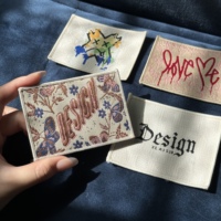 Écussons tissés personnalisés écologiques à coudre, motif cœur et fleur, reproduction précise du design, parfait pour les logos et les illustrations, étiquettes personnalisées.
