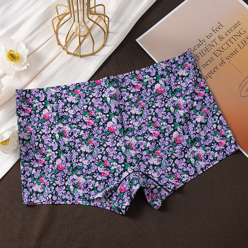 Fondo viola pieno di fiori