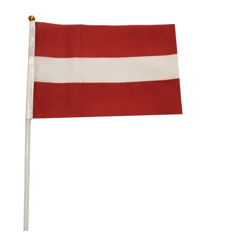 स्वतंत्रता दिवस की बहाली के लिए 14*21 सेमी लातविया हाथ में पकड़ने वाला छोटा राष्ट्रीय ध्वज लहराते हुए झंडे