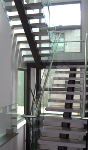 Escalier droit DB Mono Beam | Stringer simple en acier au carbone avec garde-corps de câble et marches en bois pour les maisons modernes <span class=keywords><strong>Oceanview</strong></span> - Product Image 5