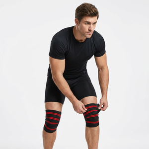 Bandes de genou élastiques en néoprène robustes noir et rouge avec logo personnalisé, respirantes et antidérapantes pour une protection avancée - Product Image 1