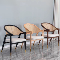 Fauteuil de salle à manger moderne et simple en rotin véritable et bois massif, avec dossier en rotin et assise rembourrée, modèle 2026