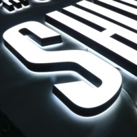 Enseignes LED personnalisées Carrey Sign, lettres acryliques 3D lumineuses de 3 cm d'épaisseur, panneau d'enseigne extérieur pour magasins et entreprises