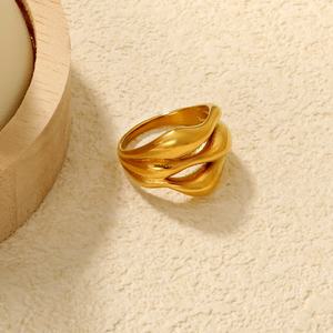 แหวนสแตนเลสสตีลชุบทอง 18K PVD ดีไซน์เก๋สำหรับผู้หญิง รูปทรงไม่สมมาตร กันน้ำ เหมาะสำหรับงานแต่งงานและงานหมั้น แหวนวงใหญ่ - Product Image 4