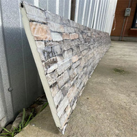 Panneaux sandwich en mousse PU métallique pour murs extérieurs d'hôtels modernes, résistants au feu, légers et isolants pour maisons préfabriquées