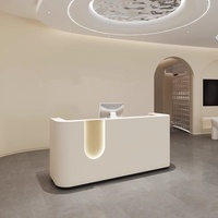 Bureau d'accueil moderne en bois massif, tendance, de luxe, écologique et durable, avec couleur et logo personnalisables pour hôtels, hôpitaux et écoles