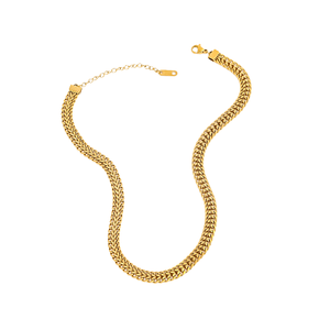 قلادة نسائية عصرية مخصصة بتصميم سلسلة كوبية مسطحة من الفولاذ المقاوم للصدأ المطلي بالذهب عيار 18 قيراط - Product Image 1