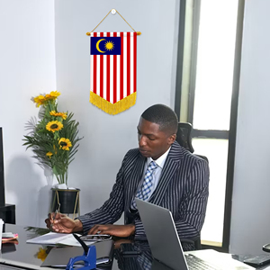 Banderín de Satén de Malasia de 20x30CM con Borlas Amarillas en la Parte Inferior del Triángulo, Varios Países - Product Image 3