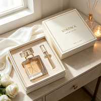 Boîte cadeau de luxe personnalisée en carton rigide carré avec base et couvercle, et insert en velours pour flacon de parfum et emballage cosmétique