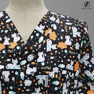 เสื้อสครับสำหรับคอวีสีดำเกรดโรงพยาบาลทำจากผ้าฝ้ายเนื้อนุ่มพิมพ์ลายการออกแบบลาย Meow โดย Bella Vita แบรนด์ - Product Image 4