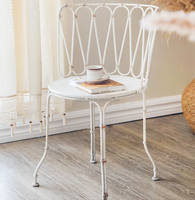 Ensemble de tables et chaises pliantes de bistrot français en fer antique avec finition durable thermolaquée pour la décoration intérieure
