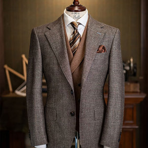 Abito da Uomo in Tweed a Quadretti Sfumati Grigio Caffè, Texture di Lana Spazzolata, Caldo, Risvolto Largo, Esalta l'Aura Rilassata del Gentiluomo Retrò - Product Image 1