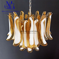 Lustre en verre de Murano médiéval français, pendentif artisanal en forme de fer à cheval, dégradé ambré-blanc superposé, pour l'intérieur de villas de luxe