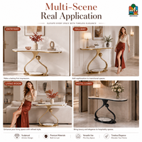 Table console moderne avec plateau en marbre sculpté, base en forme de ruban en S, sphère centrale et pieds ovales en métal doré