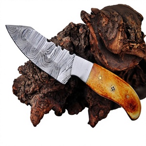 Couteaux de chasse en acier damas faits à la main avec manche en os et étui en cuir, lame partiellement dentelée, pour usage en plein air et camping - Product Image 3