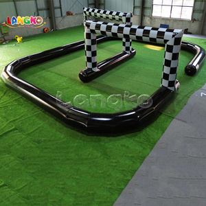 Piste <span class=keywords><strong>de</strong></span> course gonflable noire commerciale avec arche à carreaux, arène portable <span class=keywords><strong>pour</strong></span> voitures tamponneuses et karts <span class=keywords><strong>pour</strong></span> <span class=keywords><strong>location</strong></span> <span class=keywords><strong>de</strong></span> fêtes d'enfants - Product Image 2