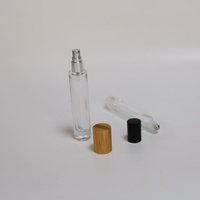 Flacon de parfum rond portable de 10 ml et 15 ml, flacon rond en verre transparent vide avec vaporisateur à bille, couvercle noir, surcapuchon en bambou