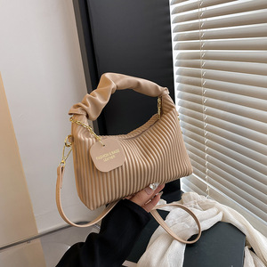 Sac à main coréen rétro à rayures verticales, nouveau sac à bandoulière plissé tendance, élégant et personnalisé. - Product Image 3