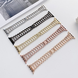 FORWELLENY Cinturino in Metallo a Forma di <span class=keywords><strong>D</strong></span> con Strass per Apple Watch Serie 11 10 9 SE Ultra, Bracciale Diamantato Traforato per Donne, Cinturino Luccicante - Product Image 1