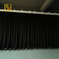 Rideau de scène moderne plissé en vente chaude, rail motorisé robuste pour théâtre, école, auditorium, techniques de tissage, 100% polyester