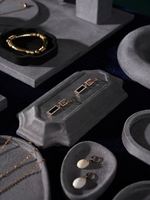 Présentoir à bijoux gris clair floqué, plateau à bijoux, support pour boucles d'oreilles, support pour bagues, présentoir de magasin, accessoires de photographie, ornements