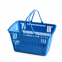 Chariot de courses durable de type boutique avec cadre tubulaire courbé argenté et panier en maille circulaire pour supermarché