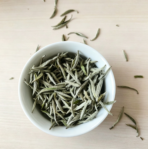 Té <span class=keywords><strong>Blanco</strong></span> Silver Needle Fuding <span class=keywords><strong>de</strong></span> Primera Cosecha 2026, Grado Premium Bai Hao Yin Zhen, Recolección Manual <span class=keywords><strong>de</strong></span> Primavera, a Granel, Directo <span class=keywords><strong>de</strong></span> Fábrica OEM - Product Image 1