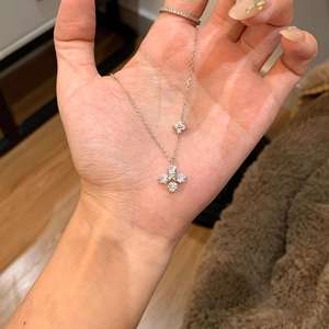 Collar con Colgante de Pétalo de Trébol de Plata de Ley S925 con Cadena de Caja, Exquisito, de Alta Estética, Elegante, con Rubí, Estilo Lujoso y Exclusivo - Product Image 2