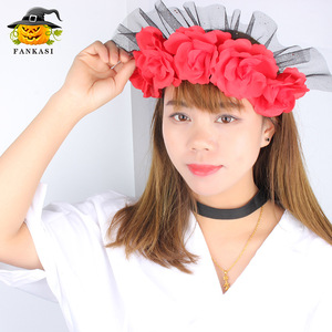 Serre-tête Fankasi à cinq roses rouges avec gaze, accessoire de costume de mariée ou d'Halloween - Product Image 2