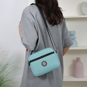 Sac à bandoulière tendance pour femmes, sac carré horizontal avec fermeture éclair, petit sac à bandoulière portable pour les déplacements quotidiens, les voyages et les étudiants - Product Image 4