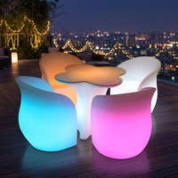 Table de salle à manger en plastique avec éclairage LED changeant de couleur, idéale pour les activités de réunion en plein air, avec tables et chaises lumineuses
